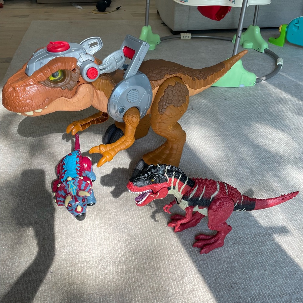 Jurassic park dinosaurs lot. One huge Dino and two smaller ones all work